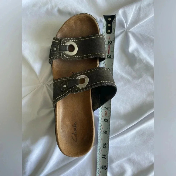 Clark’s Bendables Sandal Dark Brown Leather Upper Straps 2” Heel Women’s 8 GUC - Picture 11 of 11